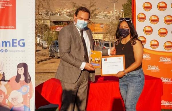 15 mujeres recibieron certificación en talleres de Sernameg.