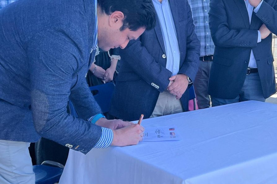 Firma de convenio en Potrerillos