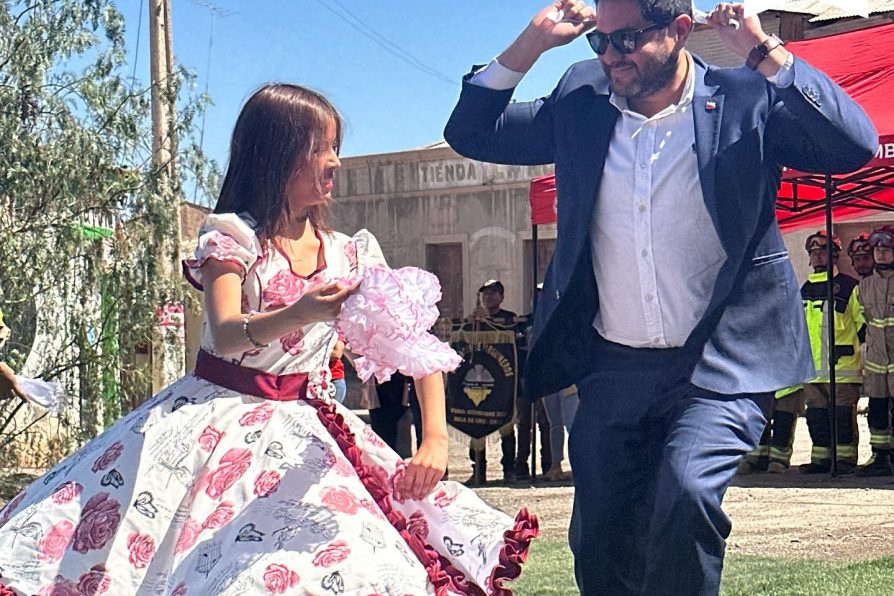 Delegado participó en desfile de fiestas patrias en Inca de Oro