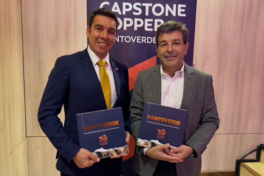 Capstone Copper presenta libro conmemorativo por los 30 años de historia de la operación Mantoverde