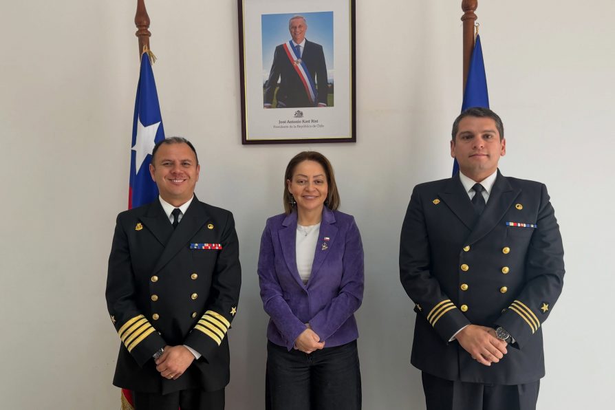 DELEGADA PRESIDENCIAL ALEJANDRA MORALES RECIBE SALUDO PROTOCOLAR DE AUTORIDADES MARÍTIMAS EN CHAÑARAL